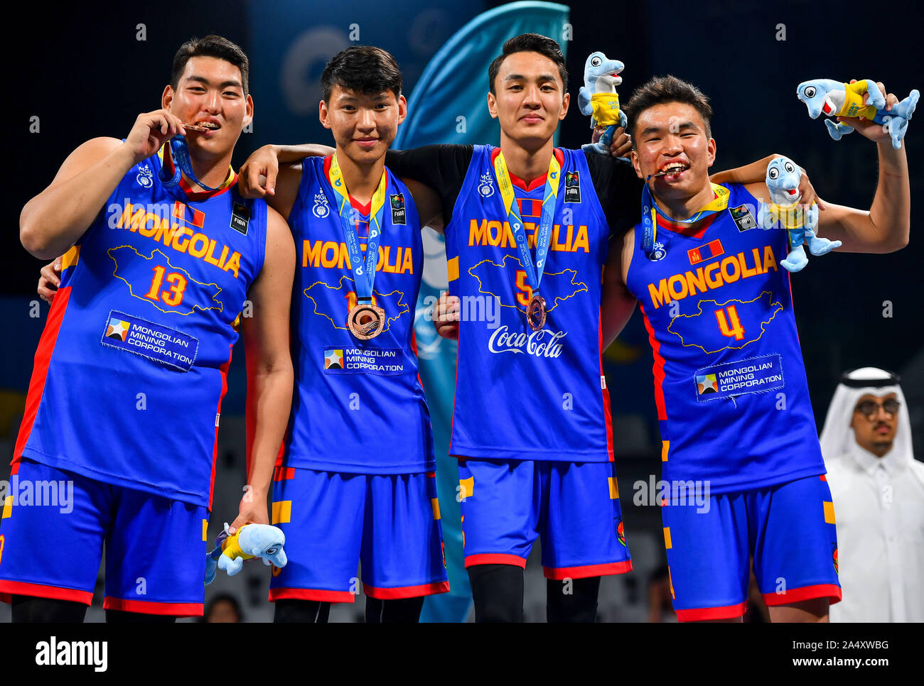 Doha, Katar. 16 Okt, 2019. Team der Mongolei Posen für Fotos nach dem Gewinn der Bronzemedaille bei der Verleihung des 3x3-Männer Basketball am 1. ANOC Welt Spiele am Strand Katar 2019 in Doha, der Hauptstadt von Katar, Okt. 16, 2019. Credit: Nikku/Xinhua/Alamy leben Nachrichten Stockfoto