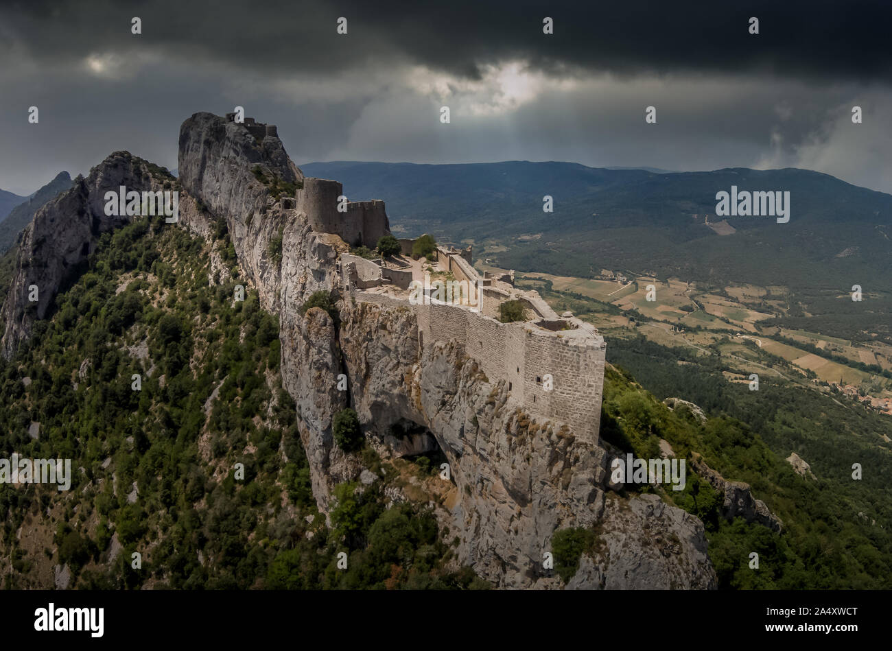 Luftaufnahme der Burg Peyrepertuse in Frankreich mit dramatischen Himmel Stockfoto