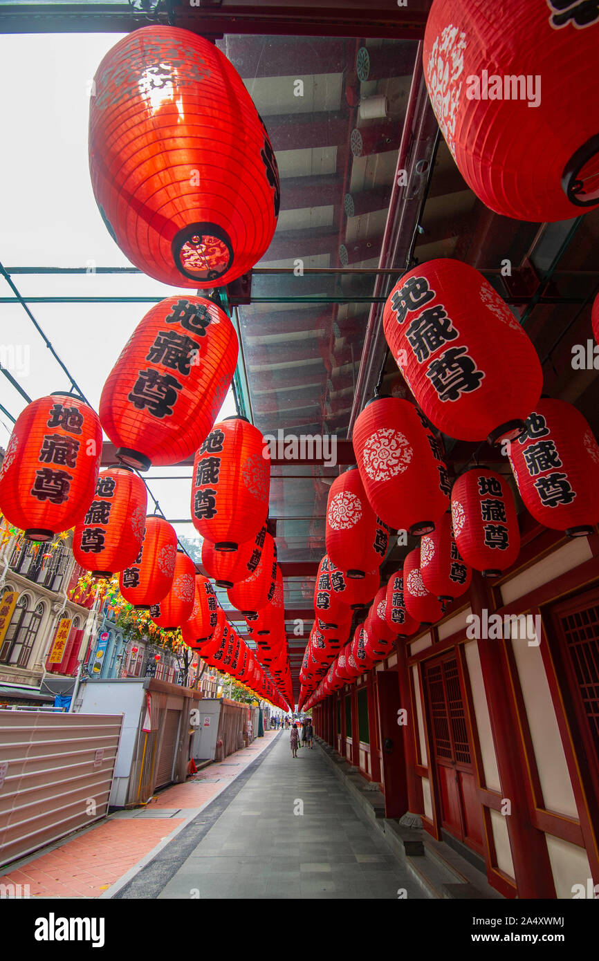 Chinesische Laternen hängen am Buddha Zahns Tempel, Singapur Stockfoto
