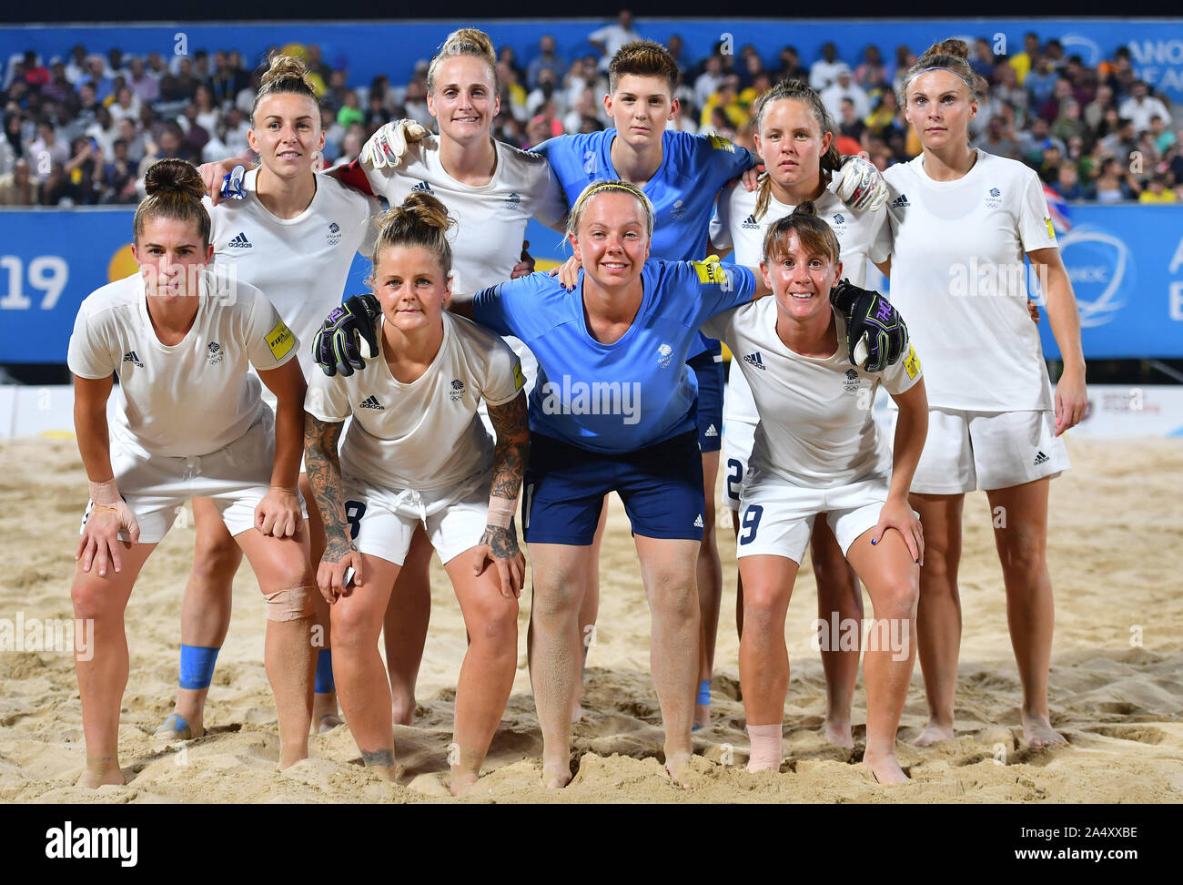 Doha, Katar. 16 Okt, 2019. Spieler von Großbritannien posieren für Fotos vor dem Finale der Frauen beach Soccer an der 1.Welt ANOC Beach Games in Doha, der Hauptstadt von Katar, Okt. 16, 2019. Credit: Nikku/Xinhua/Alamy leben Nachrichten Stockfoto