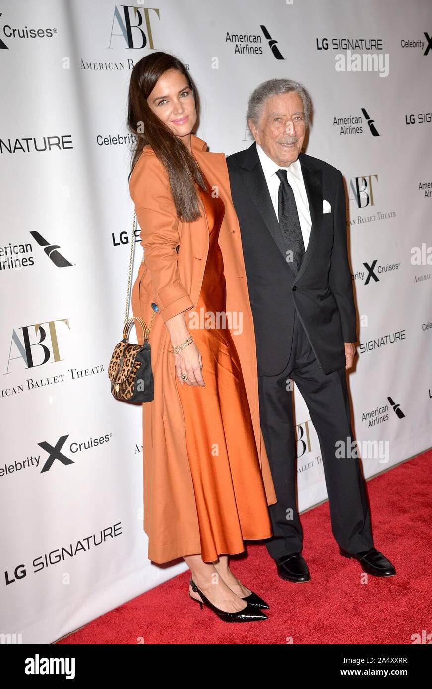 New York, NY, USA. 16 Okt, 2019. Katie Holmes, Tony Bennett in der Ankunftshalle für American Ballet Theatre fallen Gala, David H. Koch Theater im Lincoln Center, New York, NY 16. Oktober 2019. Credit: Kristin Callahan/Everett Collection/Alamy leben Nachrichten Stockfoto