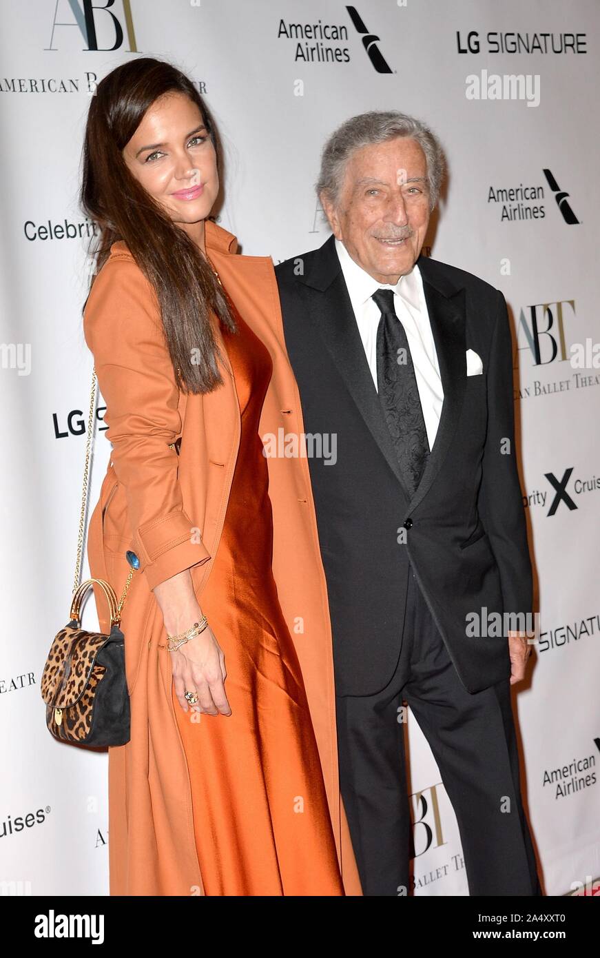 New York, NY, USA. 16 Okt, 2019. Katie Holmes, Tony Bennett in der Ankunftshalle für American Ballet Theatre fallen Gala, David H. Koch Theater im Lincoln Center, New York, NY 16. Oktober 2019. Credit: Kristin Callahan/Everett Collection/Alamy leben Nachrichten Stockfoto