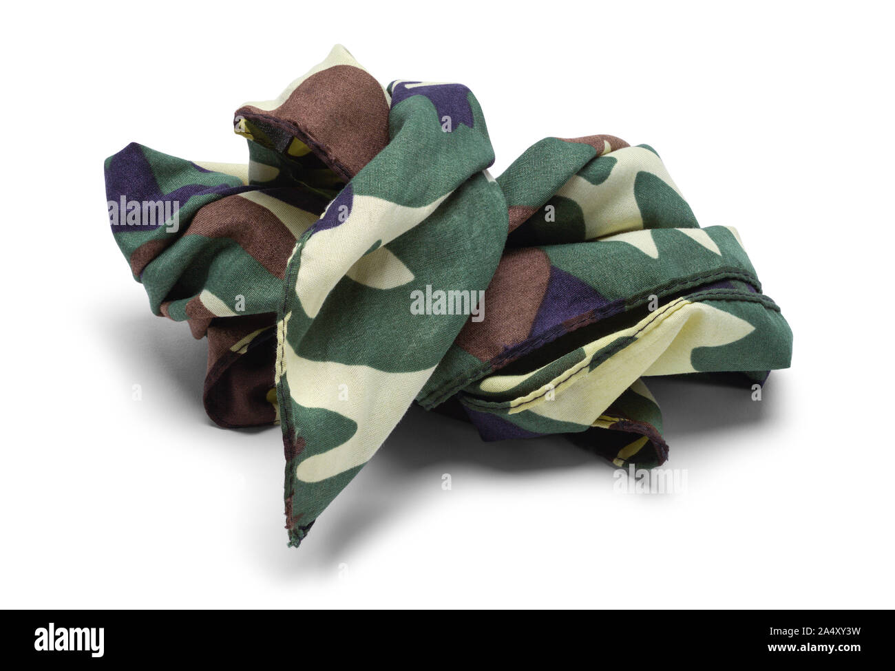 Zerknitterte Camo Bandana Bündel isoliert auf weißem Hintergrund. Stockfoto