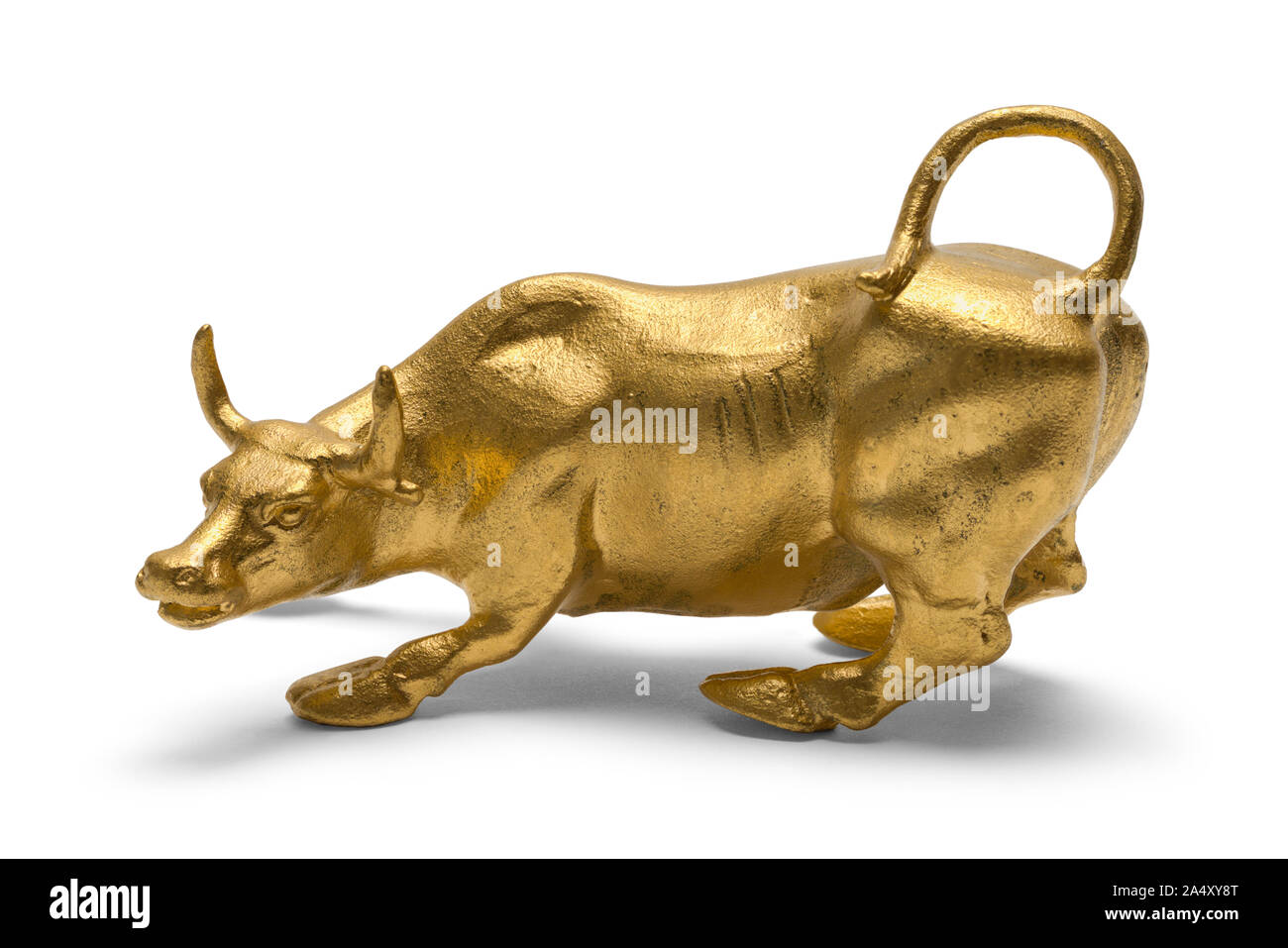 Goldene Bulle Seitenansicht Statue isoliert auf weißem Hintergrund. Stockfoto