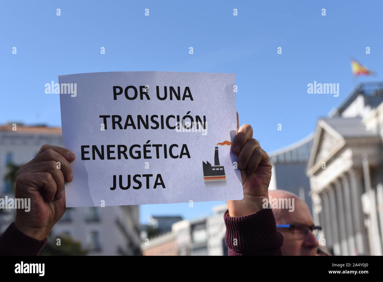 Madrid, Spanien. 16 Okt, 2019. Eine Demonstrantin hält ein Plakat während der Demonstration. Rund 1.000 Endesa' As Pontes" Anlage Arbeiter vor dem Congreso de los Diputados in Madrid versammelt, um gegen die Schließung dieser thermischen Kraftwerk zu protestieren. Sie forderten von der spanischen Regierung ein Fair Energy Transition Plan. Credit: SOPA Images Limited/Alamy leben Nachrichten Stockfoto