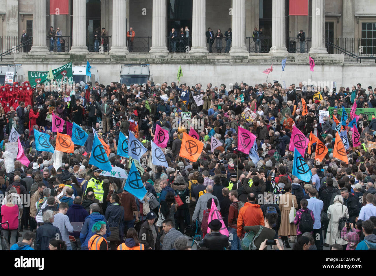 London, Großbritannien. 16 Okt, 2019. Eine riesige Gruppe von Klima Aktivisten vor dem Aussterben rebellion Bühne ein Protest Mahnwache in Trafalgar Square gegen Abschnitt 14 der öffentlichen Ordnung von 1986, die von der Polizei die Proteste Verbote auferlegt zu demonstrieren. Credit: SOPA Images Limited/Alamy leben Nachrichten Stockfoto