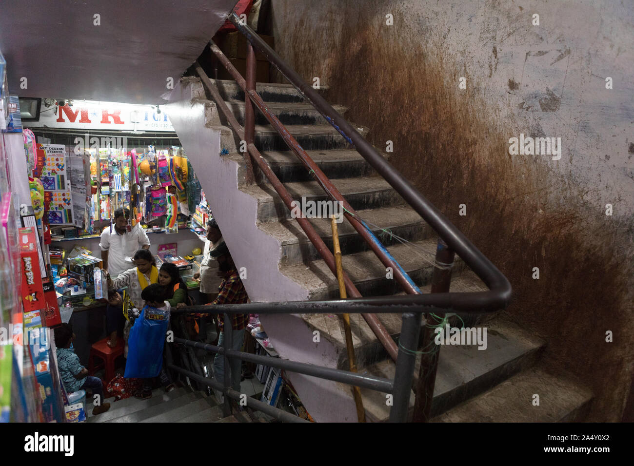 Eine Wand befleckt durch paan Speichel innerhalb einer populären Shopping Plaza in Hyderabad, Indien. Wenn paan Speichel versiegt ist es sehr schwierig, aus der s zu entfernen. Stockfoto