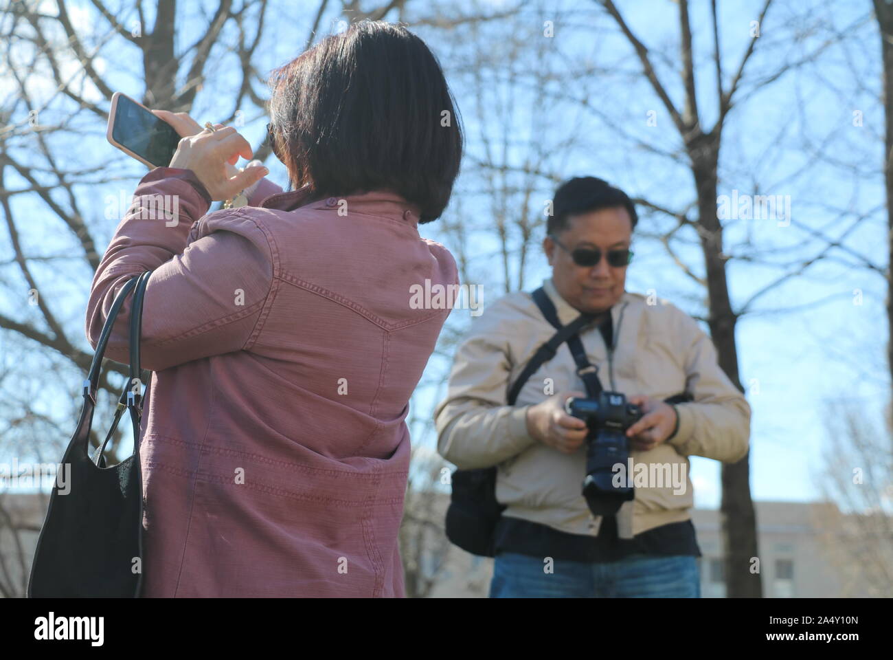 Washington, DC/USA - März 17, 2019: Asiatische paar Fotos sowohl auf eine digitale Kamera und ein Smartphone Stockfoto