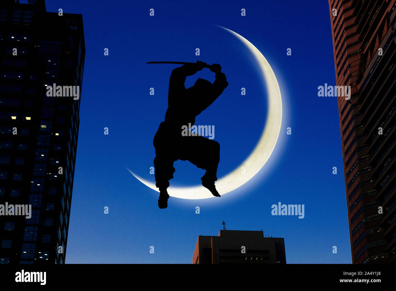 Ninja Silhouette mit Halbmond im Hintergrund Stockfoto