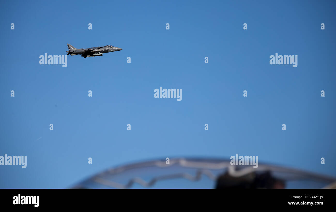 Ein U.S. Marine Corps AV-8B Harrier II nimmt sich für das Training mit den 175 Fighter Squadron, 114 Fighter Wing der South Dakota Air National Guard an der Joe Foss Field, Sioux Falls, South Dakota, Oktober 7, 2019. Marine Attack Squadron 231 und die 114 FW nahmen an einem dreitägigen Übung bestehend aus simulierten Luft-zu-Luft bekämpfen und Luft-zu-Boden anschlägt. Der Harrier ist zu VMA-231 zugewiesen, Marine Flugzeuge Gruppe 14, 2. Marine Flugzeugflügel. (U.S. Marine Corps Foto von Lance Cpl. Gavin Umboh) Stockfoto