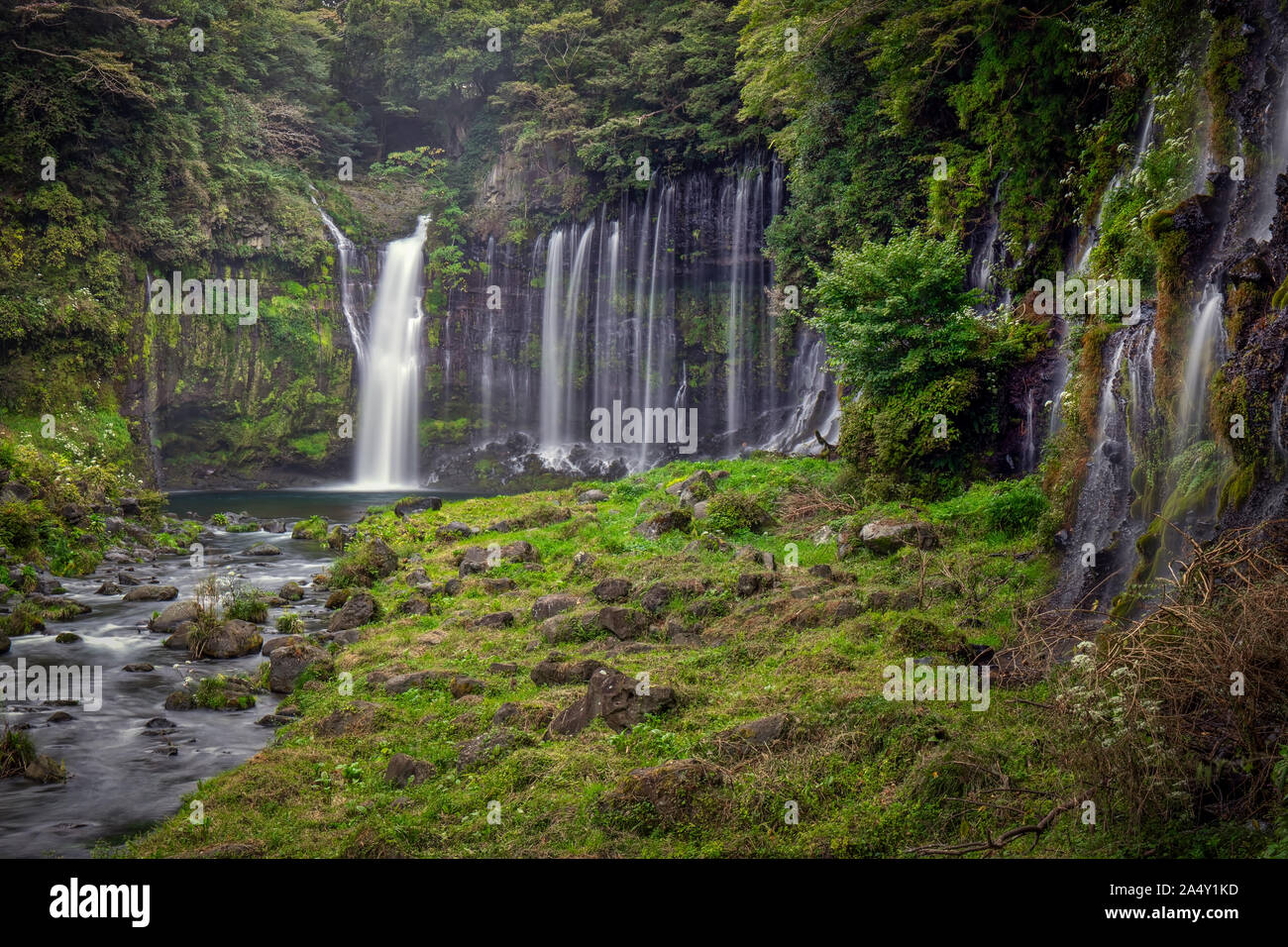 Die shiraito fällt in der Nähe von Fujinomiya, Japan, auf der Liste der Top 100 Wasserfälle Japans. Stockfoto