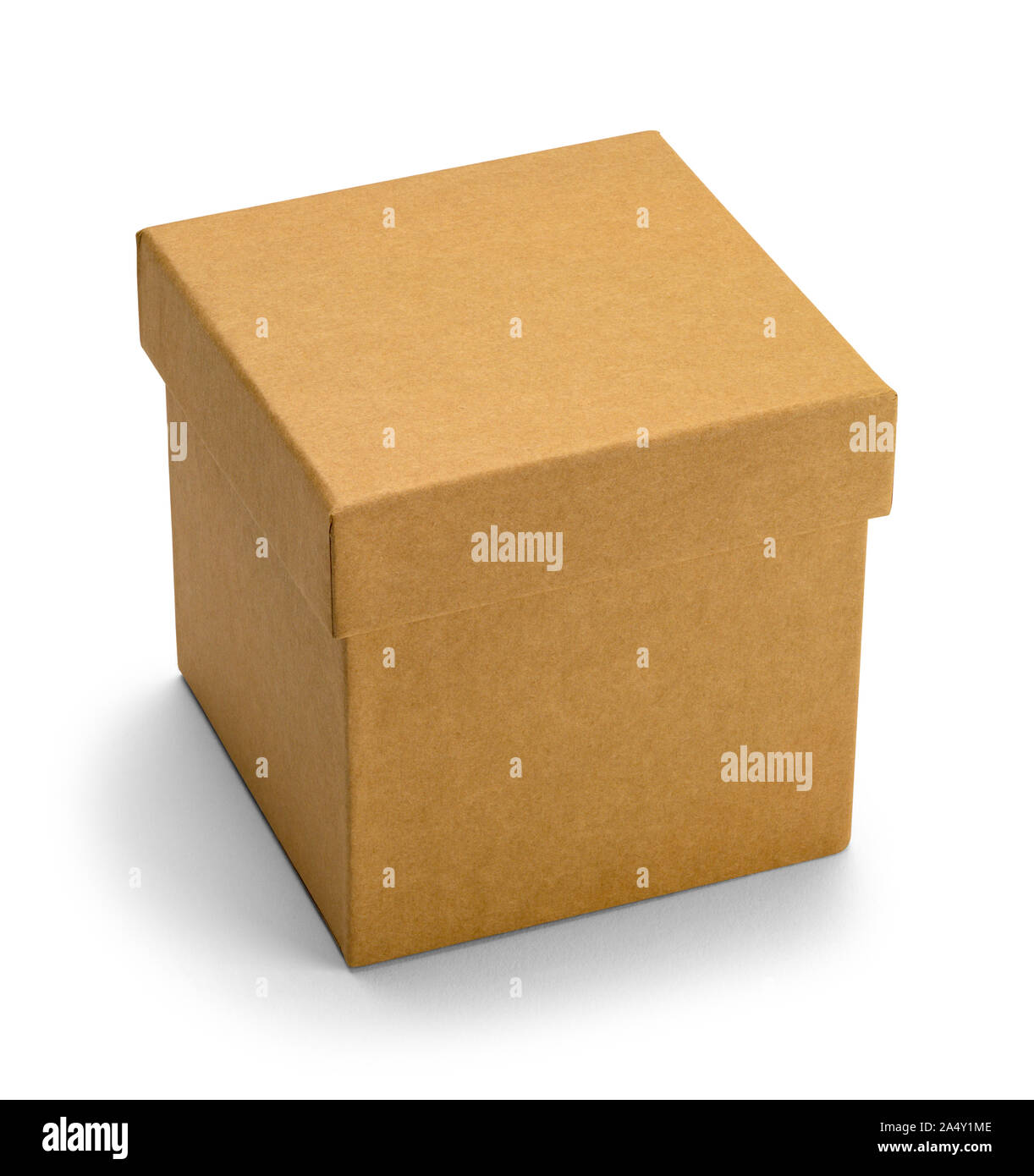 Kleines Quadrat Brown Box isoliert auf Weiss. Stockfoto