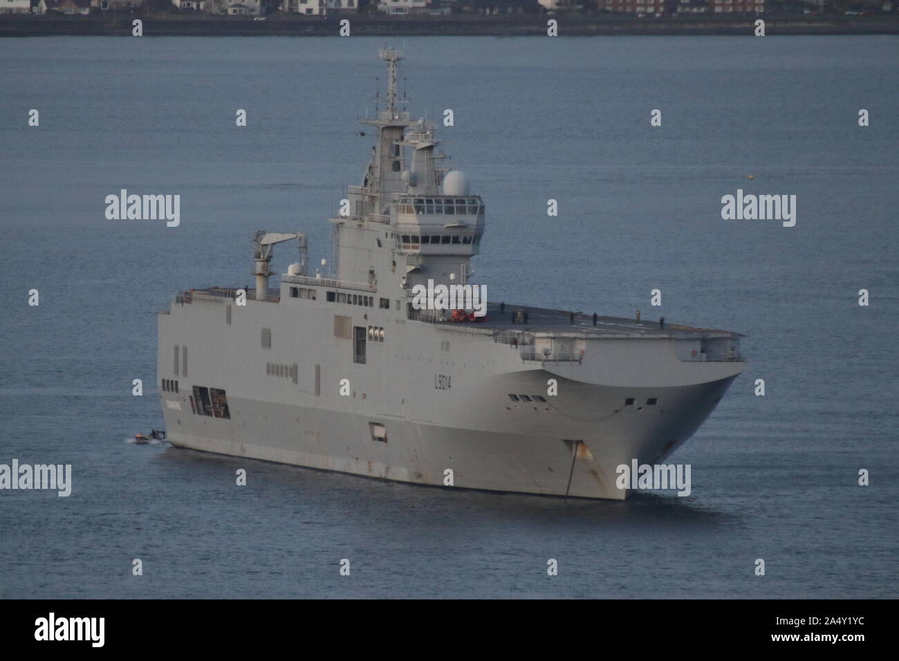 FS Tonnerre (L 9014), ein Mistral-Klasse amphibisches Schiff von der Französischen Marine betrieben, vor Anker aus Greenock nach Übung Griffin Streik 2019. Stockfoto