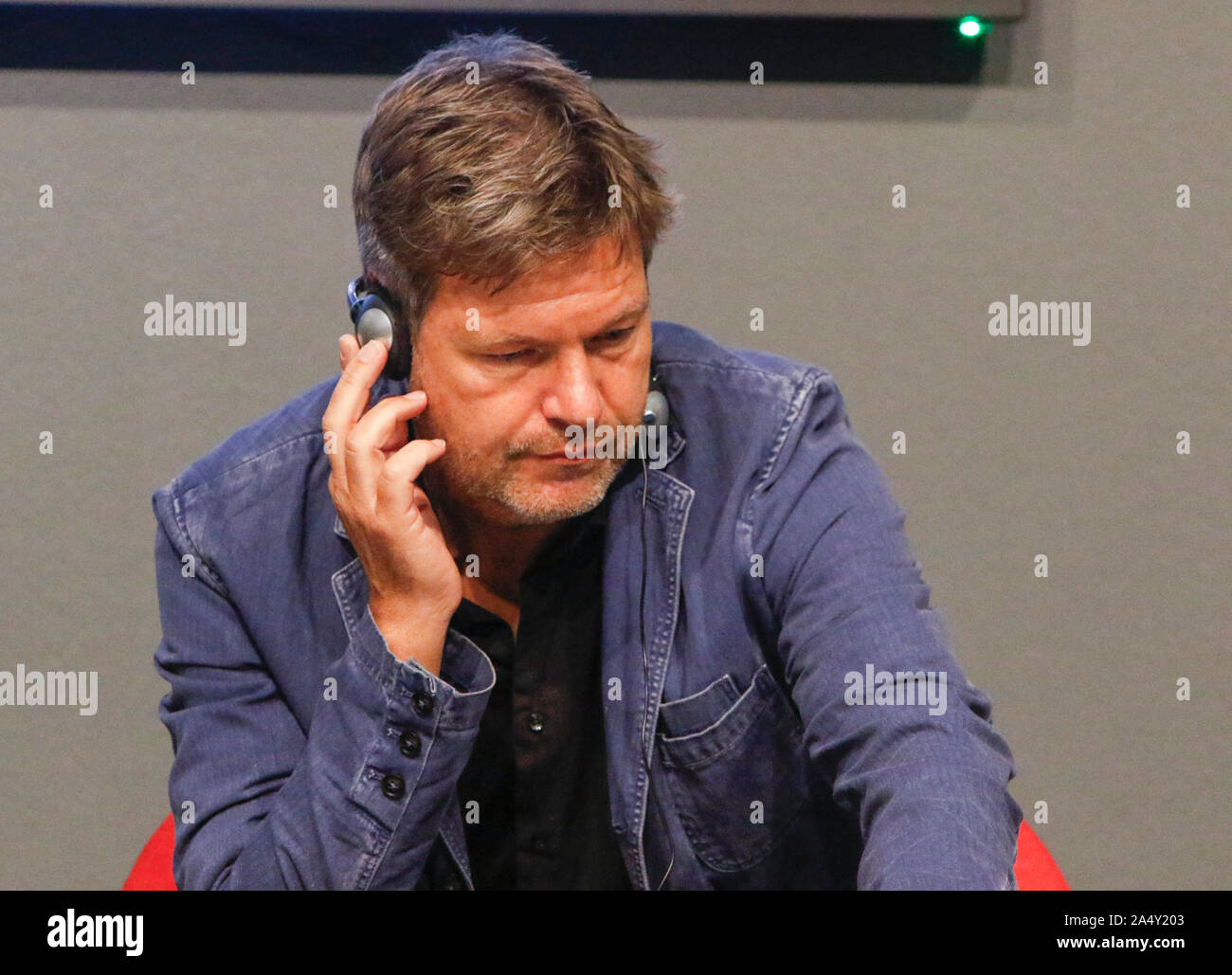 Frankfurt am Main, Deutschland. 16 Okt, 2019. Robert Habeck, die Co - Vorsitzender der Gernan Partei Bündnis 90/Die Grünen, spricht bei der Frankfurter Buchmesse. Die 71Th Frankfurter Buchmesse 2019 ist die weltweit größte Buchmesse mit über 7.500 Ausstellern und über 285.000 erwarteten Besucher. Der Ehrengast für die 2019 Messe ist Norwegen. (Foto von Michael Debets/Pacific Press) Quelle: Pacific Press Agency/Alamy leben Nachrichten Stockfoto