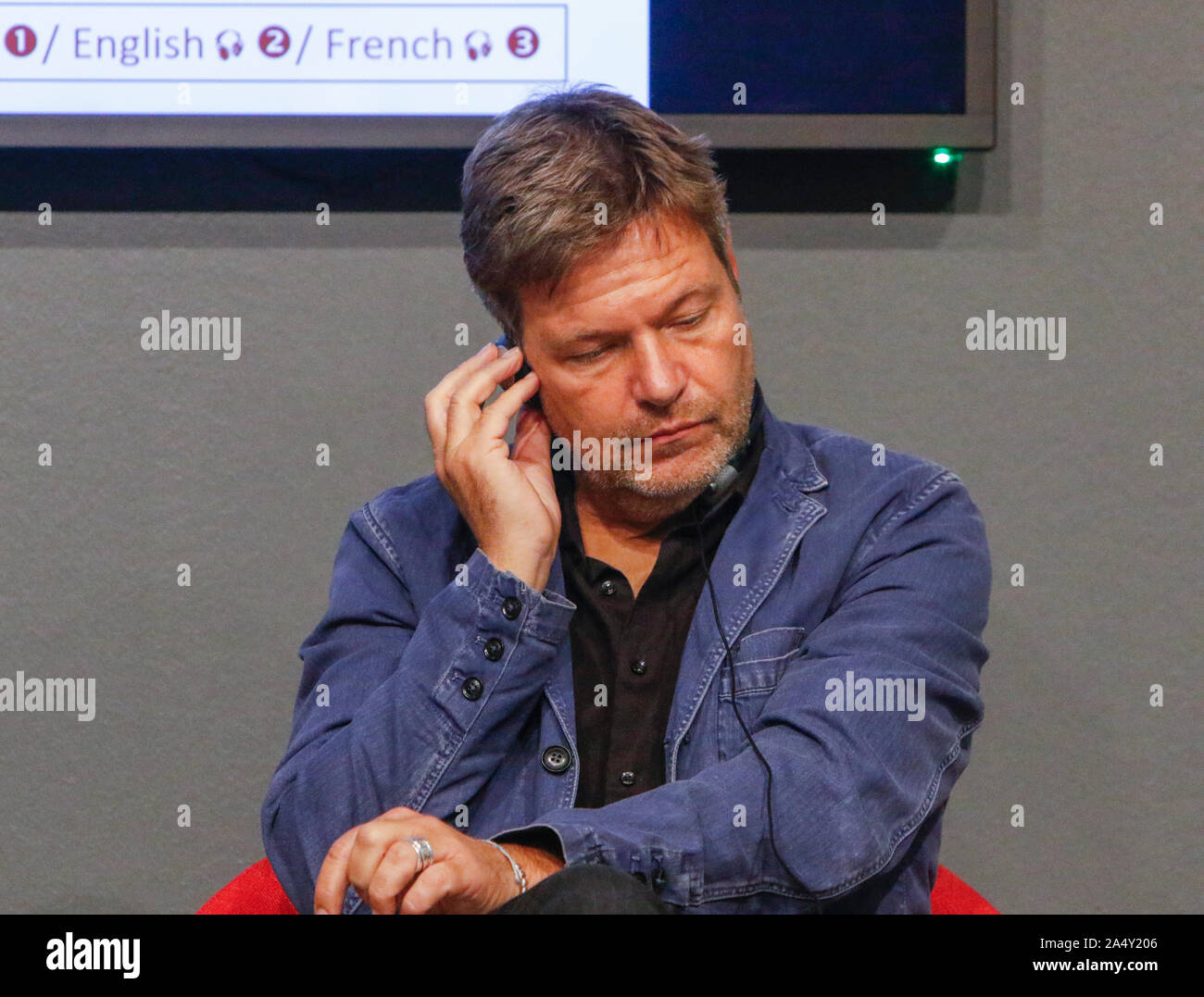 Frankfurt am Main, Deutschland. 16 Okt, 2019. Robert Habeck, die Co - Vorsitzender der Gernan Partei Bündnis 90/Die Grünen, spricht bei der Frankfurter Buchmesse. Die 71Th Frankfurter Buchmesse 2019 ist die weltweit größte Buchmesse mit über 7.500 Ausstellern und über 285.000 erwarteten Besucher. Der Ehrengast für die 2019 Messe ist Norwegen. (Foto von Michael Debets/Pacific Press) Quelle: Pacific Press Agency/Alamy leben Nachrichten Stockfoto