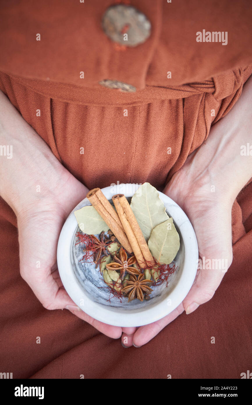 Mädchen, dass Gewürze in Mörser und Stößel Stockfoto