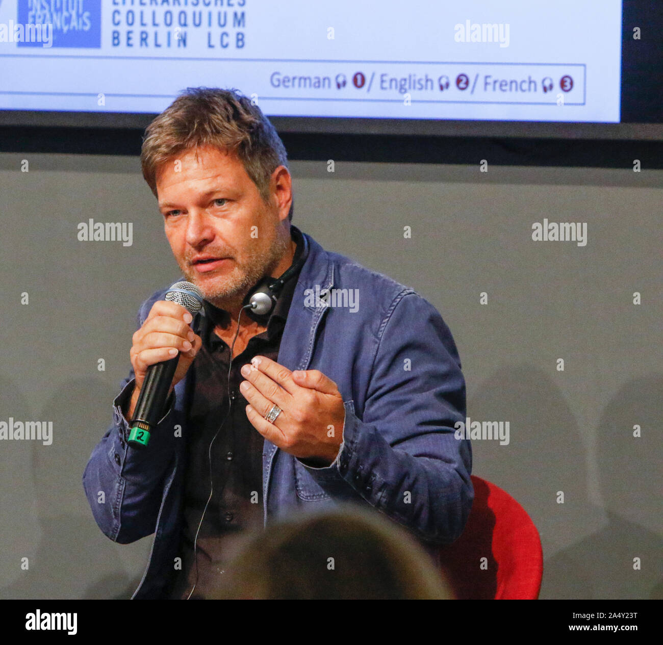 Frankfurt am Main, Deutschland. 16 Okt, 2019. Robert Habeck, die Co - Vorsitzender der Gernan Partei Bündnis 90/Die Grünen, spricht bei der Frankfurter Buchmesse. Die 71Th Frankfurter Buchmesse 2019 ist die weltweit größte Buchmesse mit über 7.500 Ausstellern und über 285.000 erwarteten Besucher. Der Ehrengast für die 2019 Messe ist Norwegen. (Foto von Michael Debets/Pacific Press) Quelle: Pacific Press Agency/Alamy leben Nachrichten Stockfoto