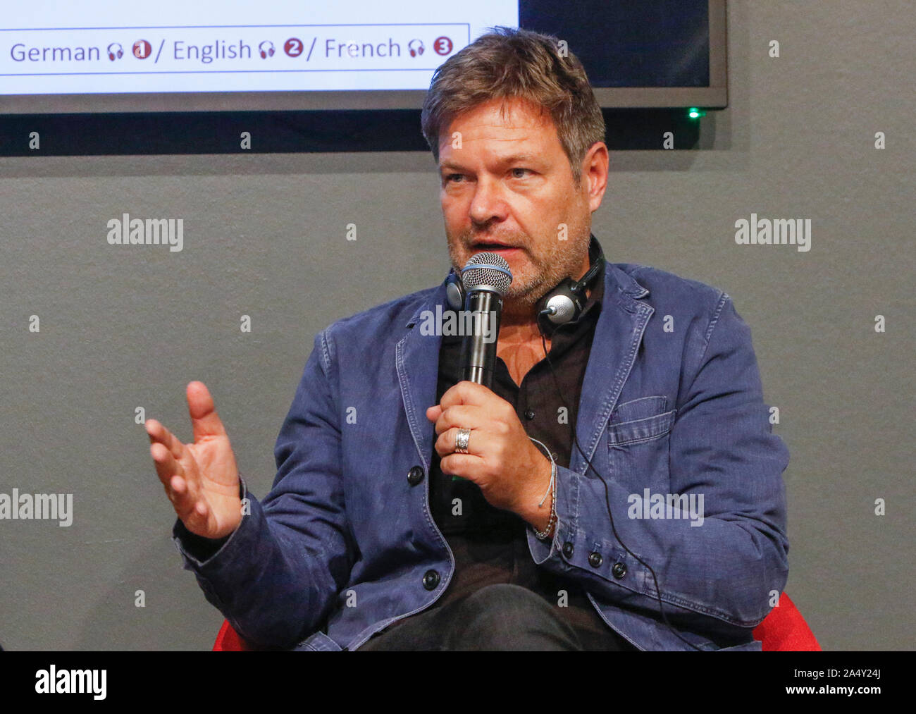 Frankfurt am Main, Deutschland. 16 Okt, 2019. Robert Habeck, die Co - Vorsitzender der Gernan Partei Bündnis 90/Die Grünen, spricht bei der Frankfurter Buchmesse. Die 71Th Frankfurter Buchmesse 2019 ist die weltweit größte Buchmesse mit über 7.500 Ausstellern und über 285.000 erwarteten Besucher. Der Ehrengast für die 2019 Messe ist Norwegen. (Foto von Michael Debets/Pacific Press) Quelle: Pacific Press Agency/Alamy leben Nachrichten Stockfoto