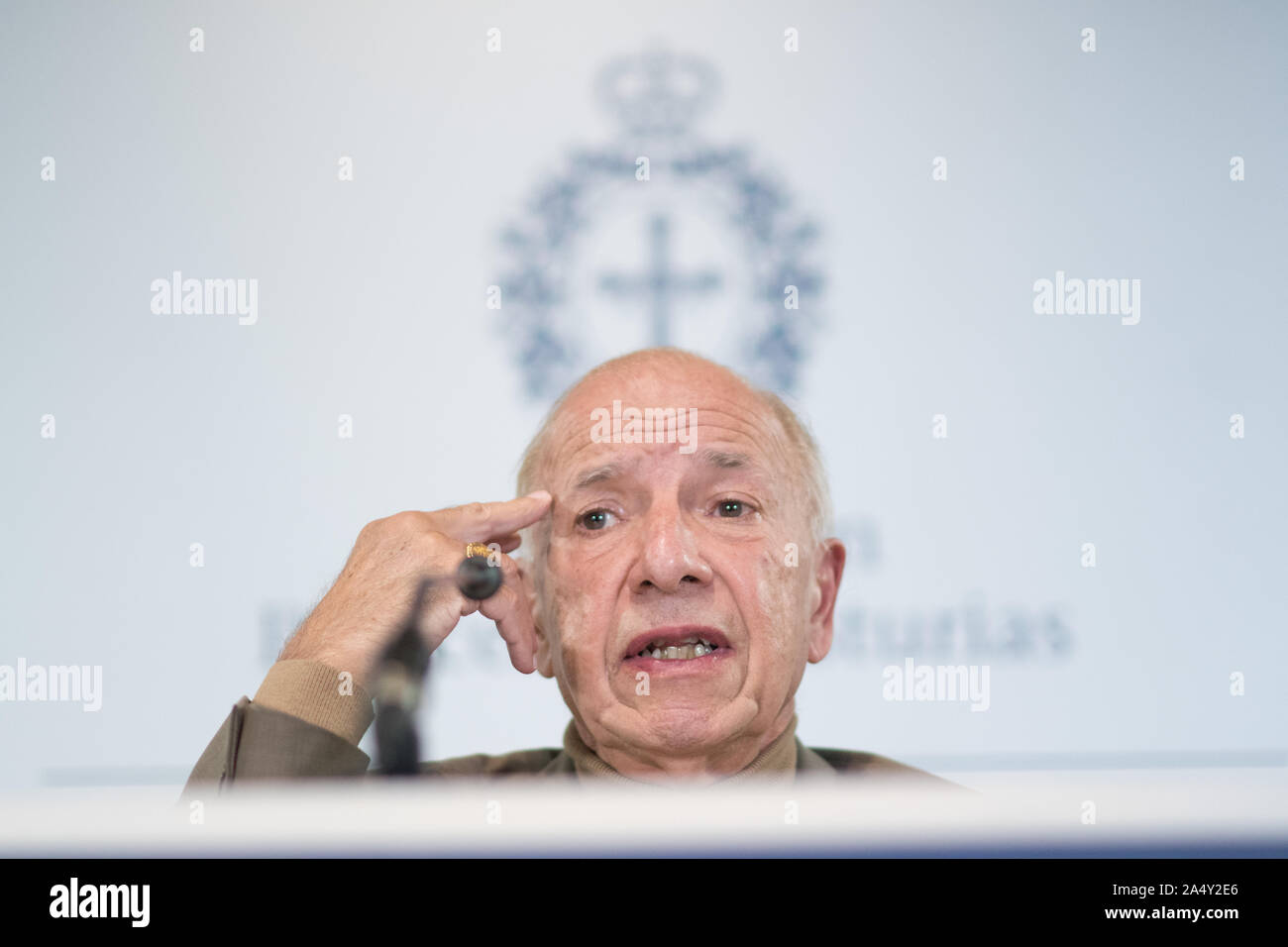 Oviedo, Spanien. 16 Okt, 2019. Die Prinzessin von Asturien Preis für Sozialwissenschaften, Alejandro Portes Teilnahme an der Medien während der Alejandro Portes Pressekonferenz auf der Reconquista Hotel in Oviedo, Spanien (Foto von Alberto Brevers/Pacific Press) Quelle: Pacific Press Agency/Alamy leben Nachrichten Stockfoto