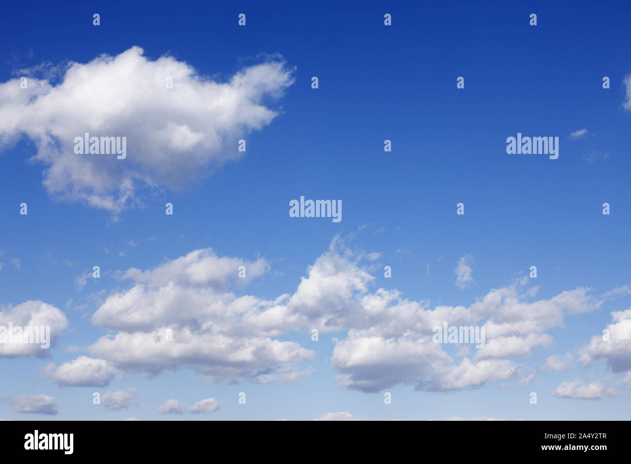 Blauer Himmel, weiße Geschwollene cumulus Wolken Wolke Himmel Stockfoto