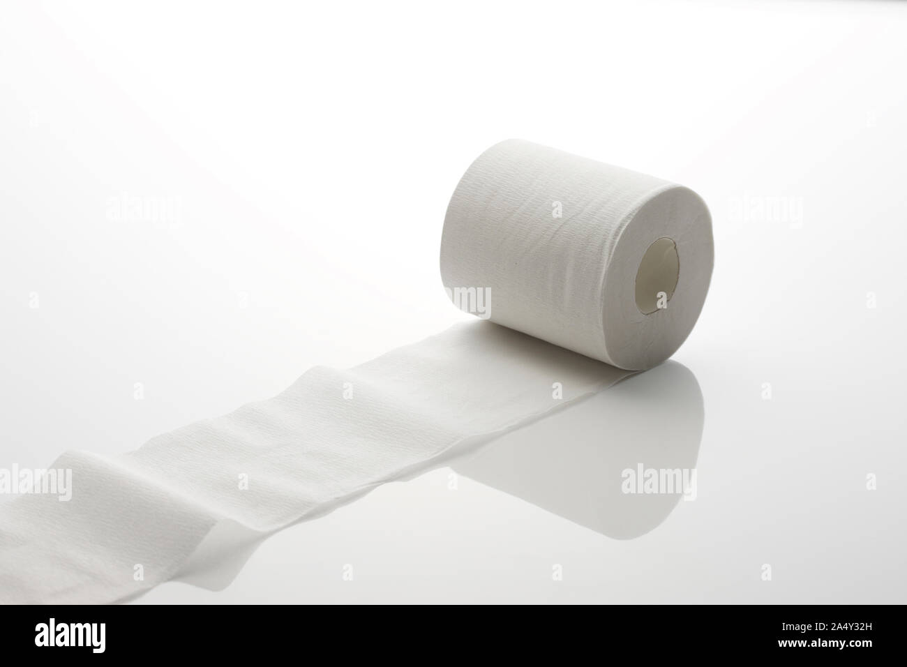 Rolle Toilettenpapier isoliert auf weißem Hintergrund Stockfoto