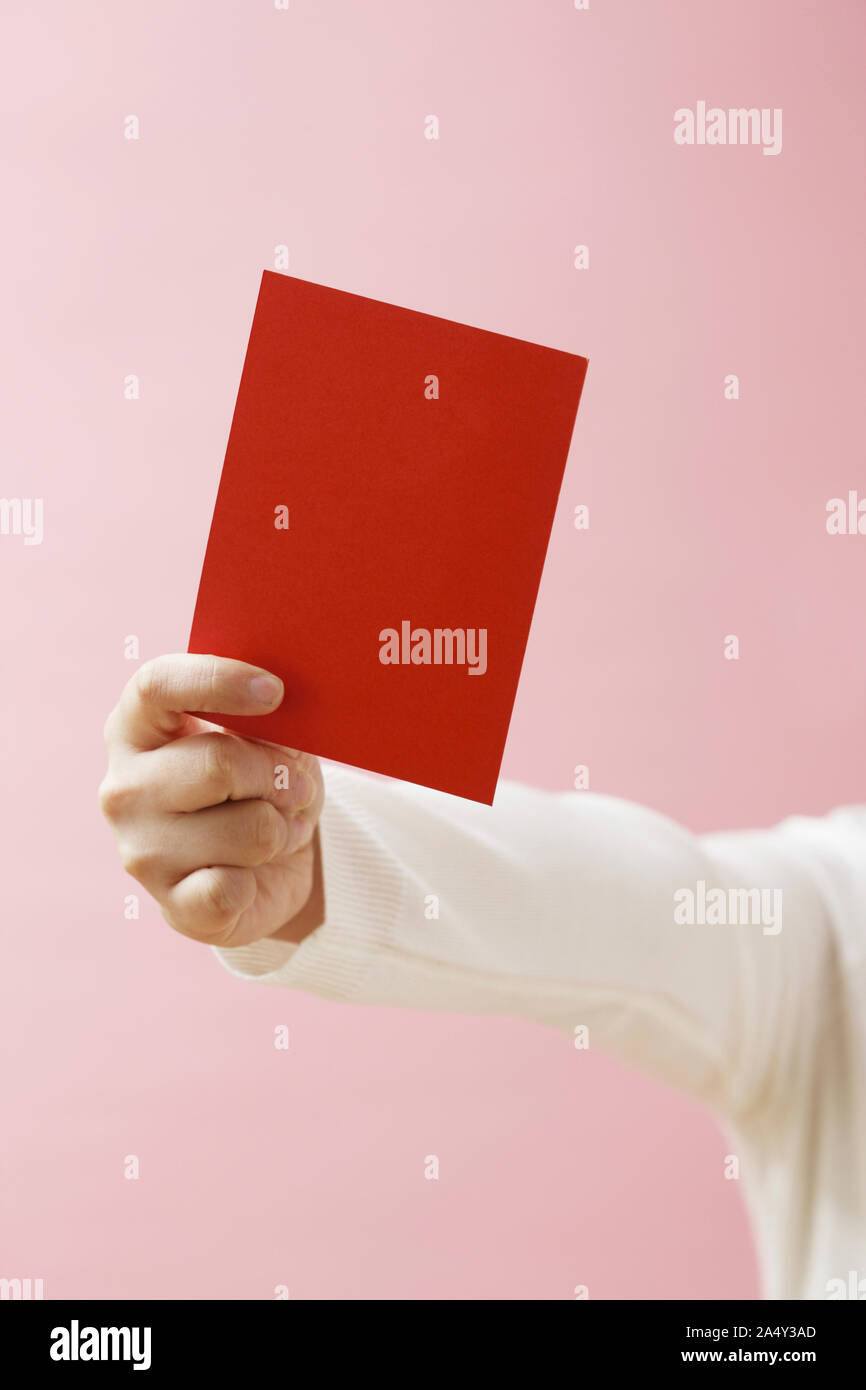 Männer zeigen rote Karte Stockfoto Männer zeigen rote Karte Stockfoto