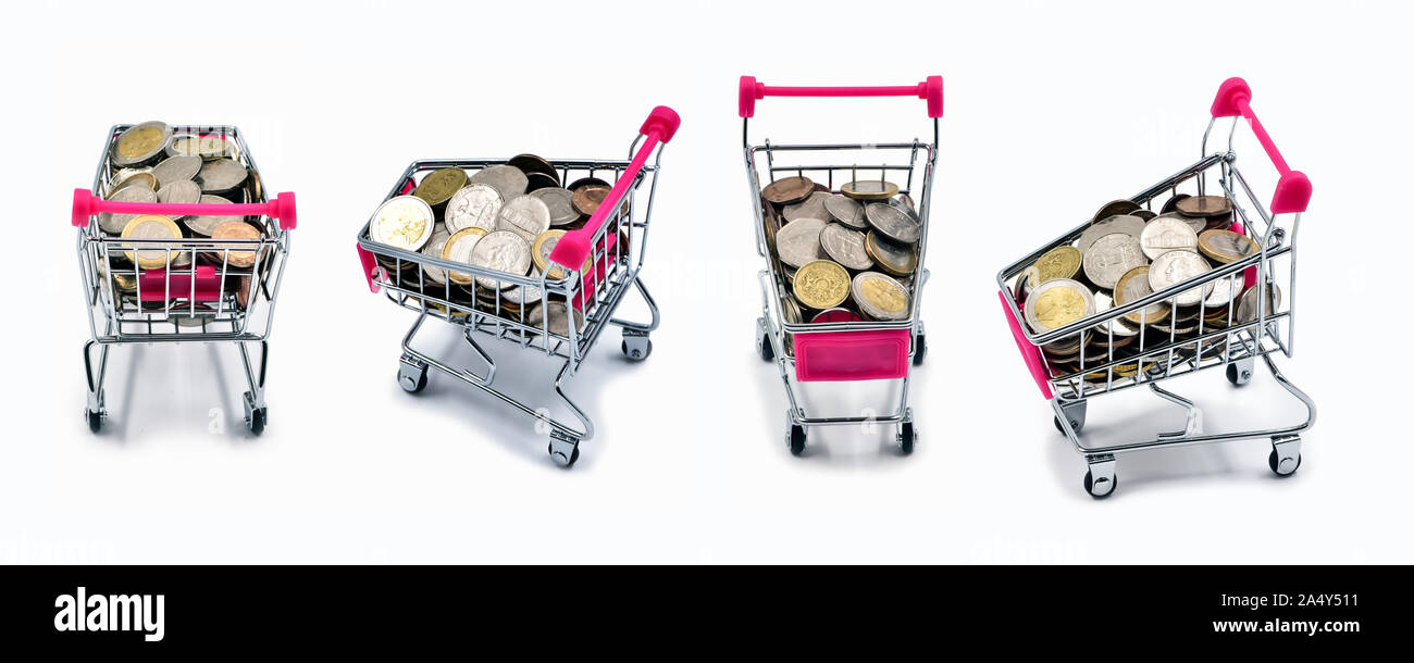 Variation von klein Warenkorb oder Mini Supermarkt Trolley auf weißem Hintergrund, Trolley mit Münzen auf der ganzen Welt. Stockfoto