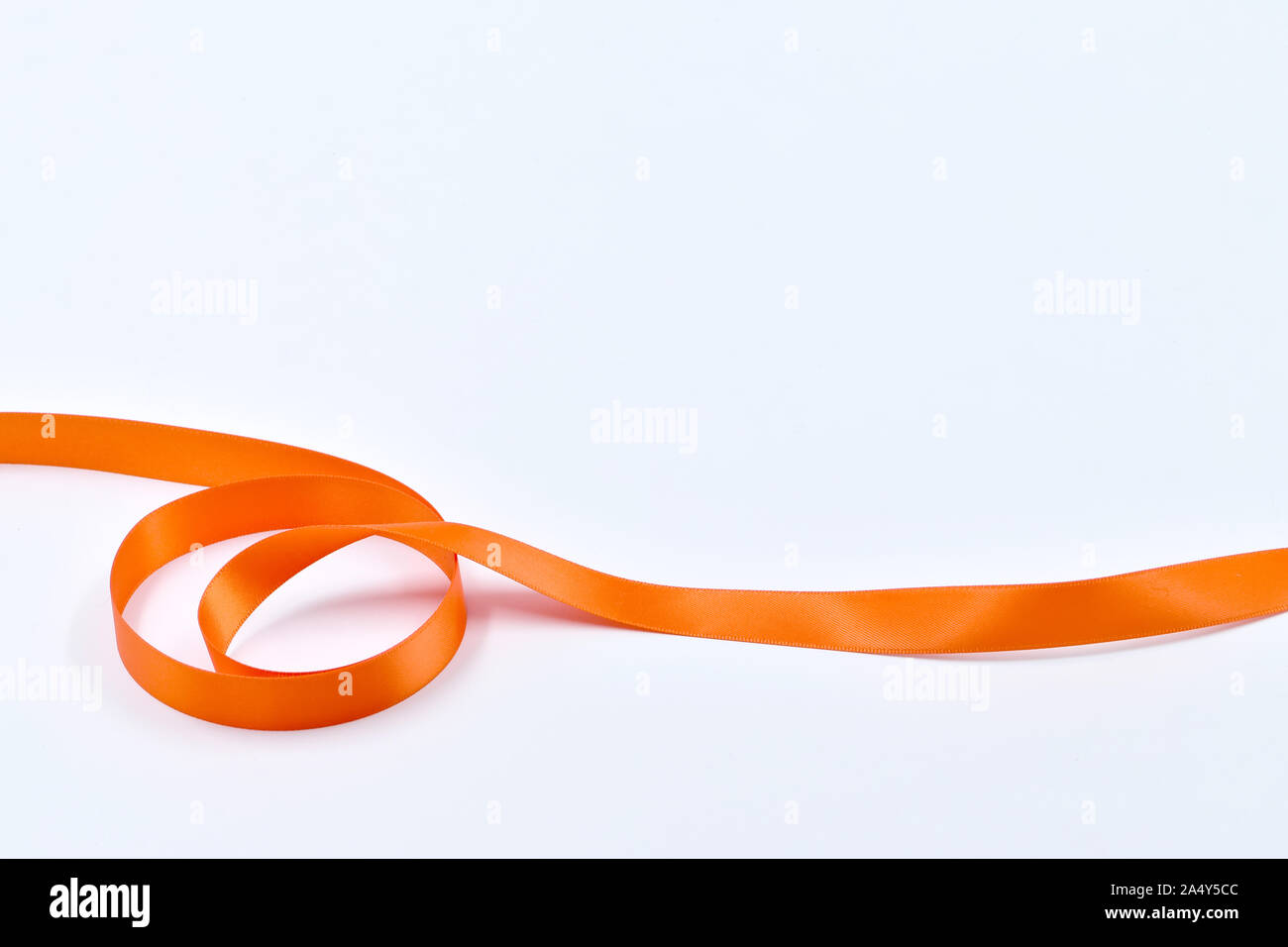 Orange curly Band auf weißem Hintergrund, dekorative Elemente Stockfoto