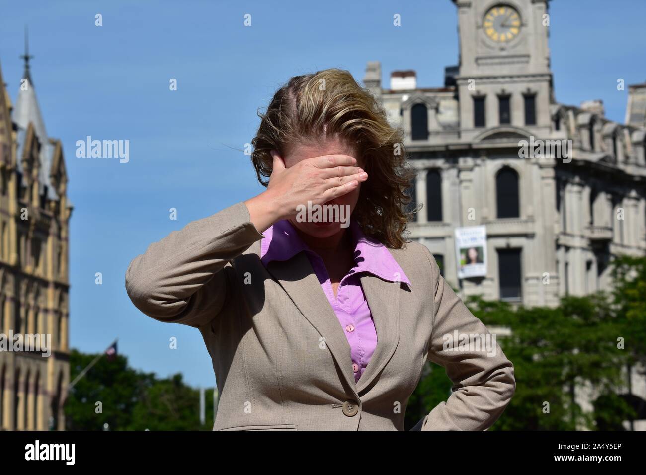 Nach Blond Geschäftsfrau und helle Sonne tragen Anzug Stockfoto