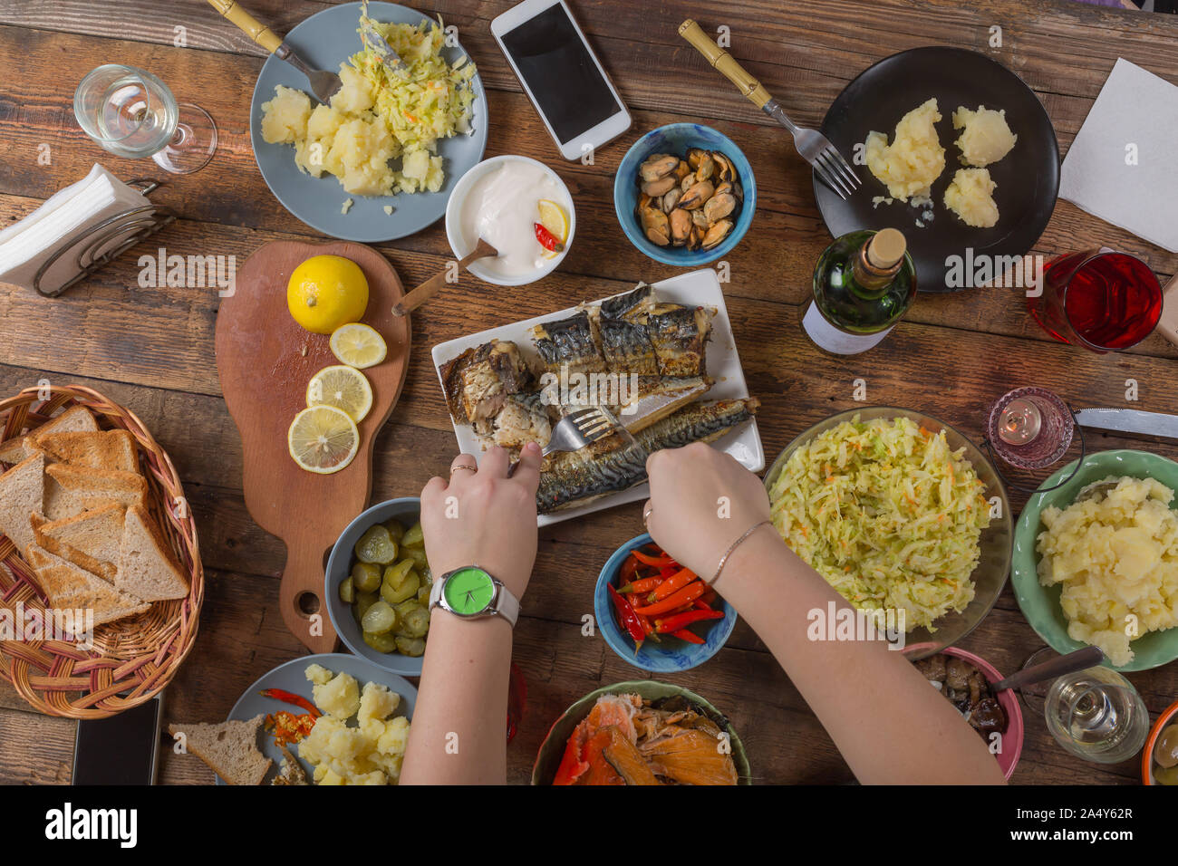 Traditionelle Thanksgiving Day Feier Party. Flachbild-lay von Familie essen. Festliche Weihnachten Tabelle, Ansicht von oben Stockfoto