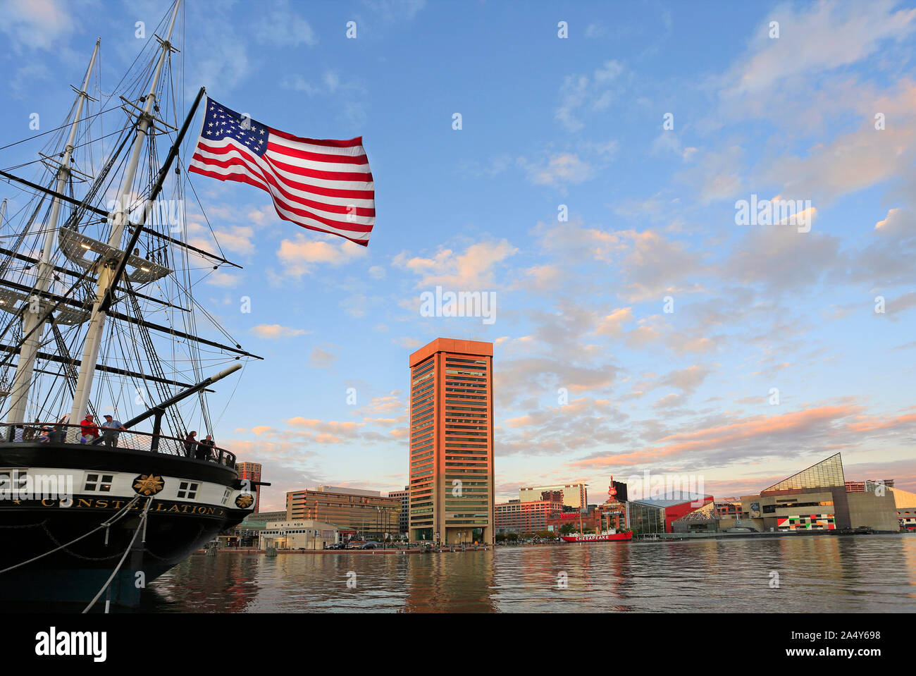 Waterfront Blick auf Baltimore Inner Harbor Marina und die Skyline der Stadt mit USS Constelation historischen Boot auf den Vordergrund Stockfoto