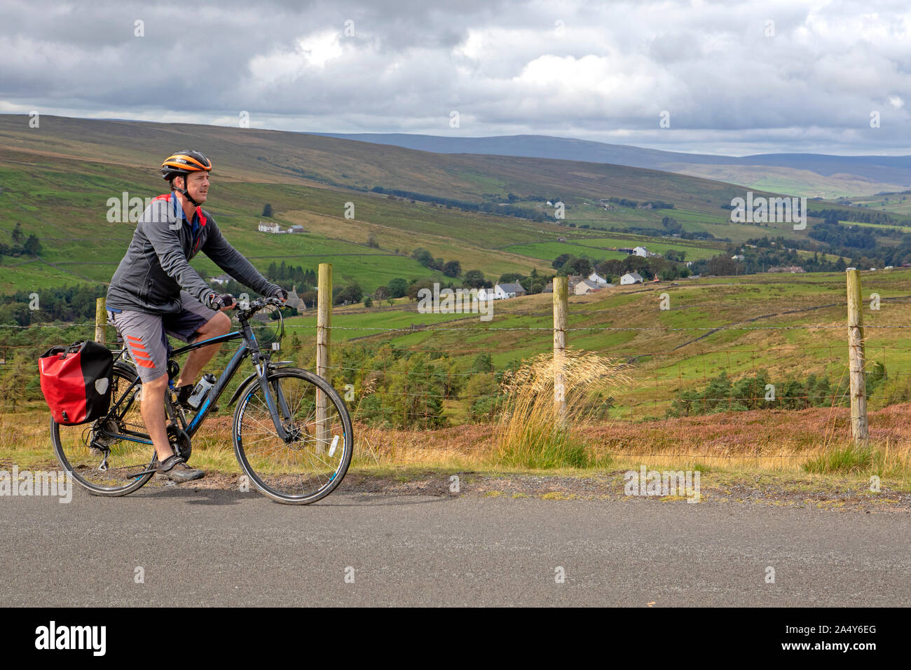 Radfahrer aufsteigend Black Hill oben Nenthead an der Küste zu Küste route Stockfoto