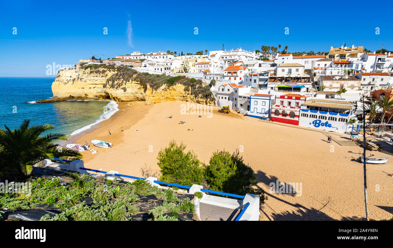 Blick auf carvoerio Beach, einem beliebten Urlaubsziel in der Region Algarve. Carvoeiro, Portugal, April 2019 Stockfoto