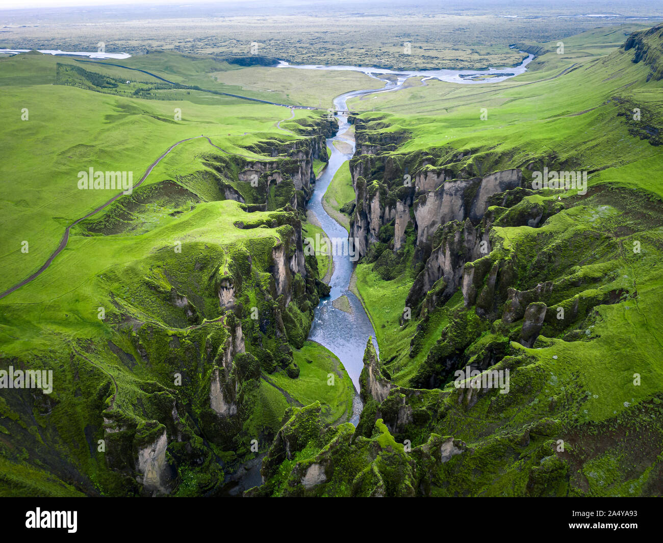 Einzigartiges robustes Landschaft der Schlucht Fjaðrárgljúfur abgedeckt durch die schönen grünen Moos, im Süden Islands befindet. Luftaufnahme. Stockfoto