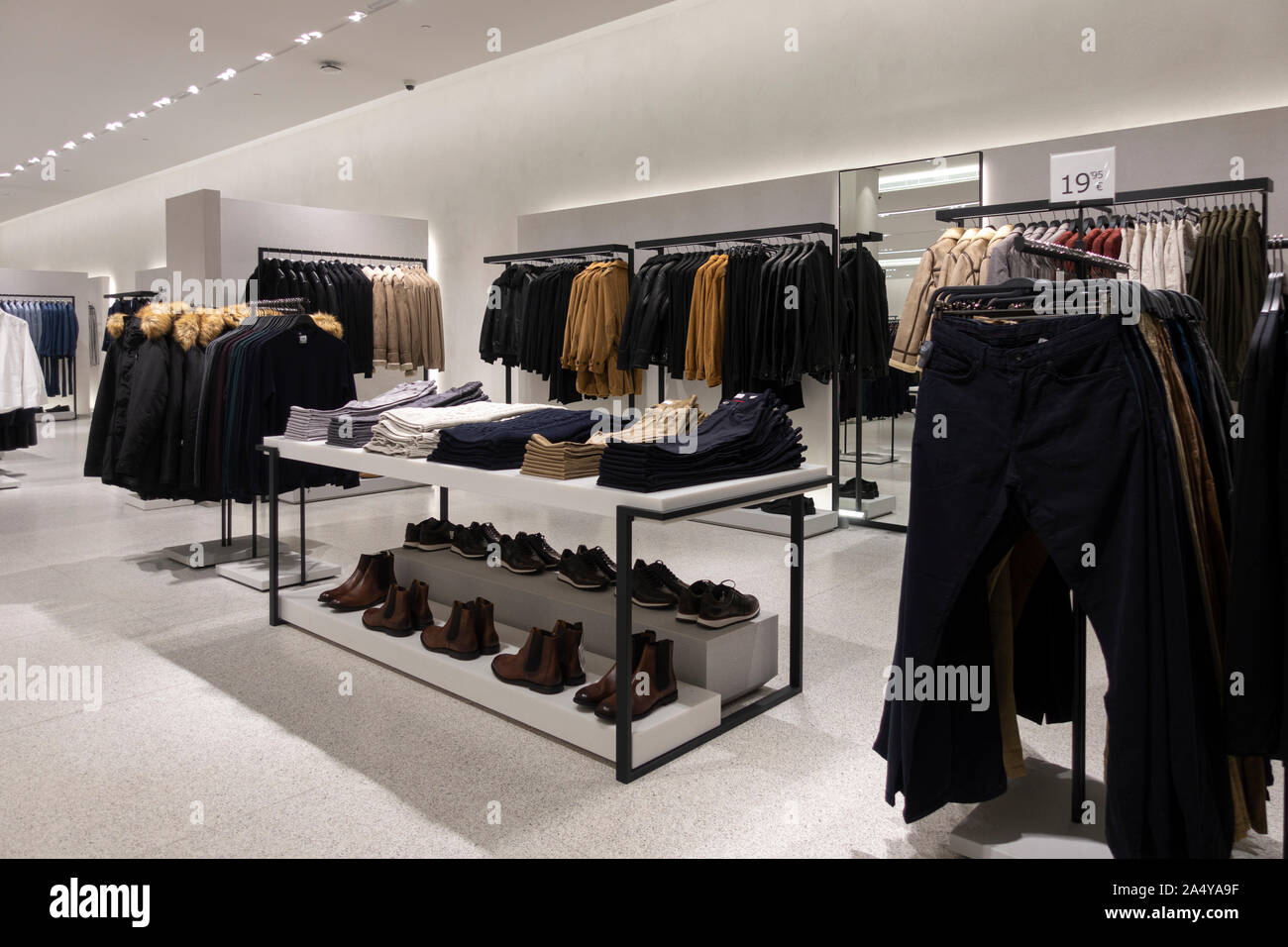 Vilnius, Litauen - 3. Oktober 2019 :: Zara Clothing Store Interieur innen  Einkaufszentrum Akropolis. Zara ist beliebte spanische Bekleidung  Einzelhandel Stockfotografie - Alamy