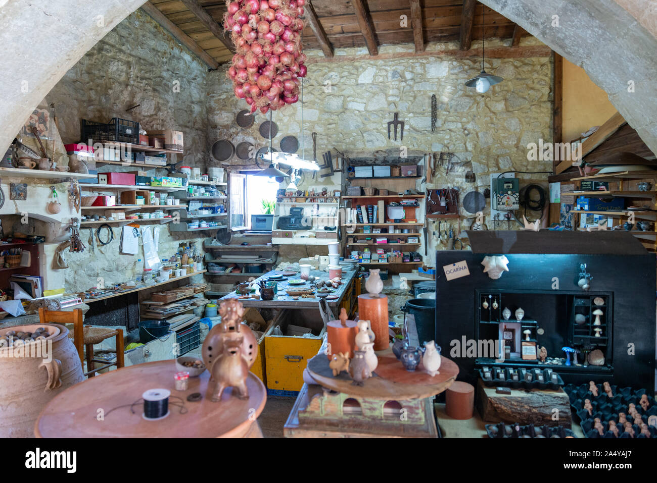 Töpferei mit kreativen Unordnung, wo Sie die Künstler bei seiner Arbeit und Shop sehen können Stockfoto