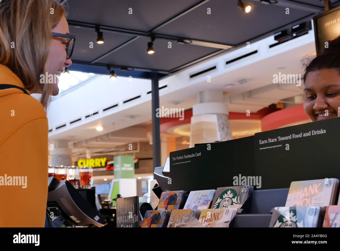 Bewegung der Barista die Bestellung für Kunden bei Starbucks Store Stockfoto