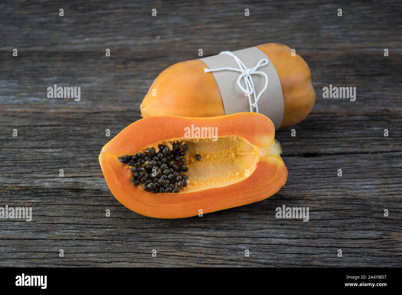 In Scheiben geschnittene Papaya auf Holz Hintergrund Stockfoto