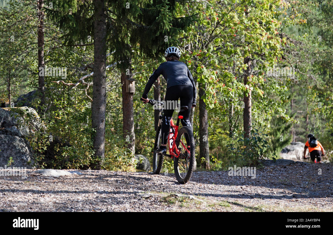 Umea, Schweden - 14. September 2019: Radfahrer mit Mountainbikes im Wald bei Hamptjarnsstugan Stockfoto