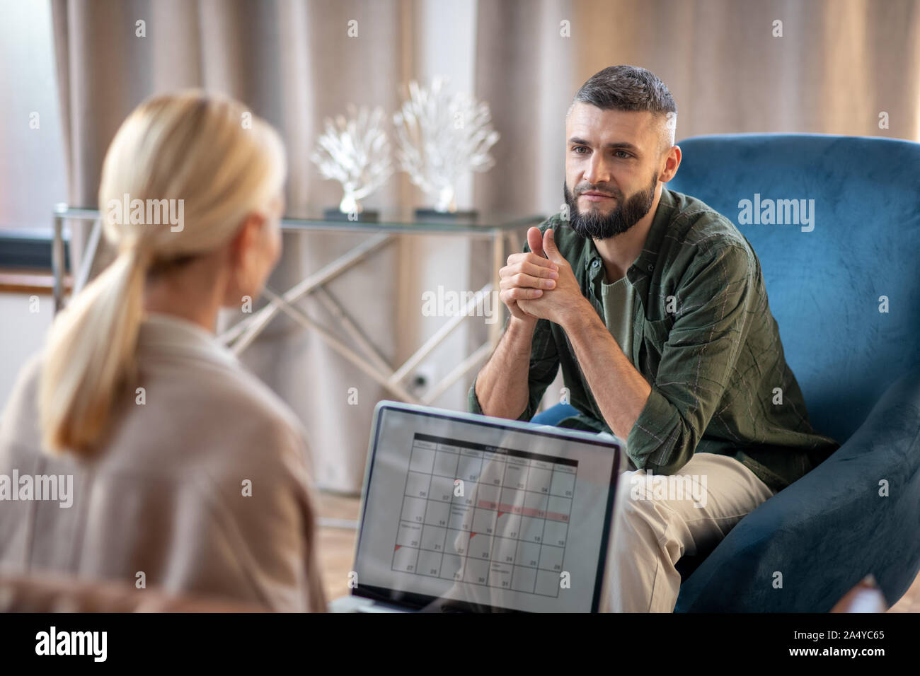 Dark-eyed Mann besser Gefühl beim Gespräch mit dem Psychologen Stockfoto