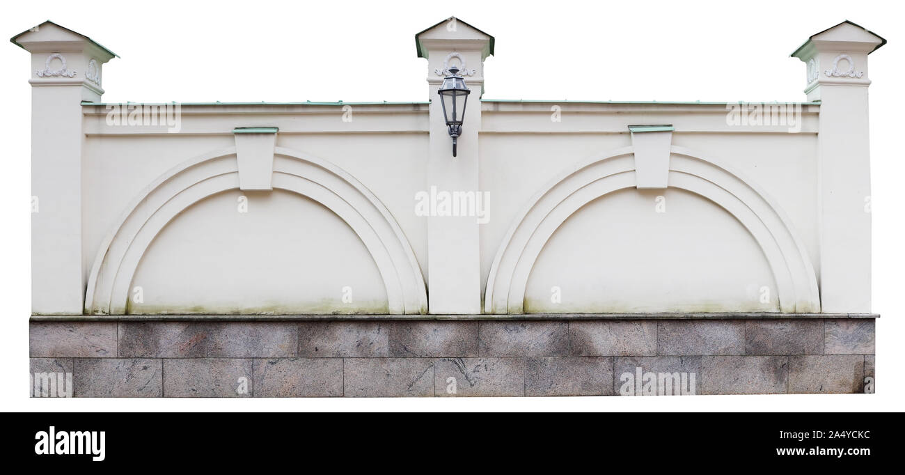 Lange weiß verputzte Mauer aus Stein der öffentlichen Park im Retro Stil. Auf weiß Outdoor urban Objekt isoliert Stockfoto