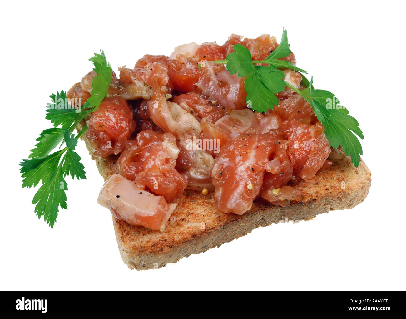 Ein Sandwich für ein harter Kerl. Auf Brot eine dicke Schicht von lachstatar und ein kleines Blatt Petersilie. Auf weissem studio Makro isoliert Stockfoto