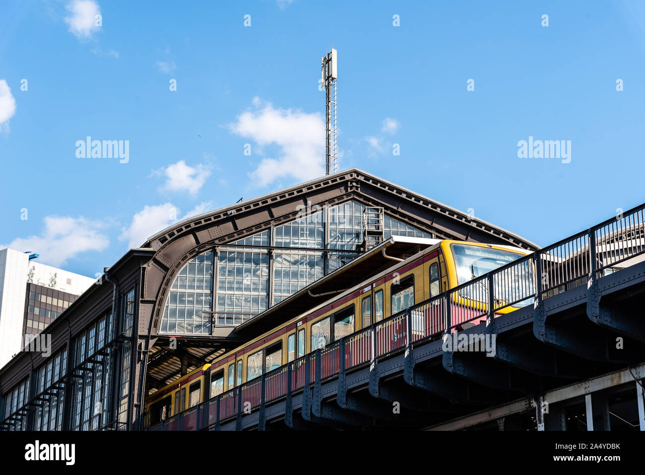 Berlin, Deutschland - 27. Juli 2019: Mit der S-Bahn auf der Plattform der Bahnhof Friedrichstraße Stockfoto