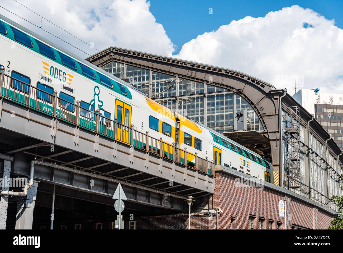 Berlin, Deutschland - 27. Juli 2019: Zug auf der Plattform der Bahnhof Friedrichstraße Stockfoto