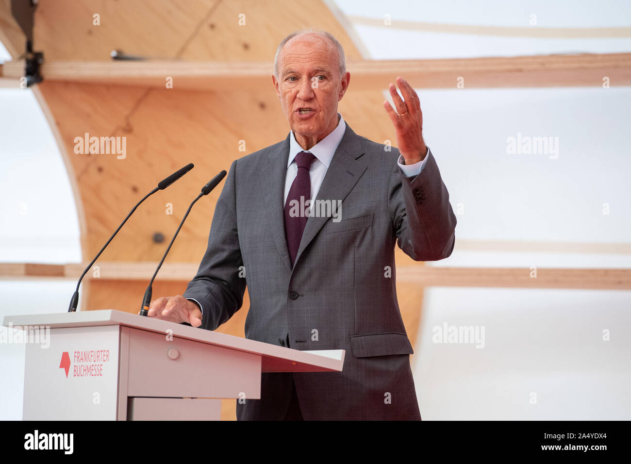 Frankfurt am Main, Deutschland. 15 Okt, 2019. Francis Gurry, Generaldirektor der Weltorganisation für geistiges Eigentum, spricht, spricht, spricht, sprechen, die Hälfte Abbildung, halbe Länge, Geste, Gestik, während der Pressekonferenz auf der Frankfurter Buchmesse 2019 am 15.10.2019, Frankfurter Buchmesse 2019 vom 15.10 - 20.10.2019 in Frankfurt/Deutschland. | Verwendung der weltweiten Kredit: dpa/Alamy leben Nachrichten Stockfoto