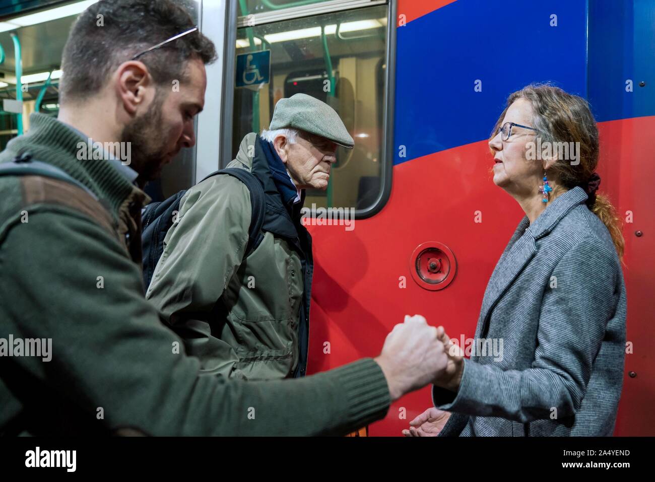 London, Großbritannien. 17 Okt, 2019. Mitglieder der christlichen Klimaschutz ein DLR-Zug in Shadwell Station während das Aussterben Rebellion Proteste in Central London, UK stören. Quelle: Wladimir Morosow/Alamy leben Nachrichten Stockfoto