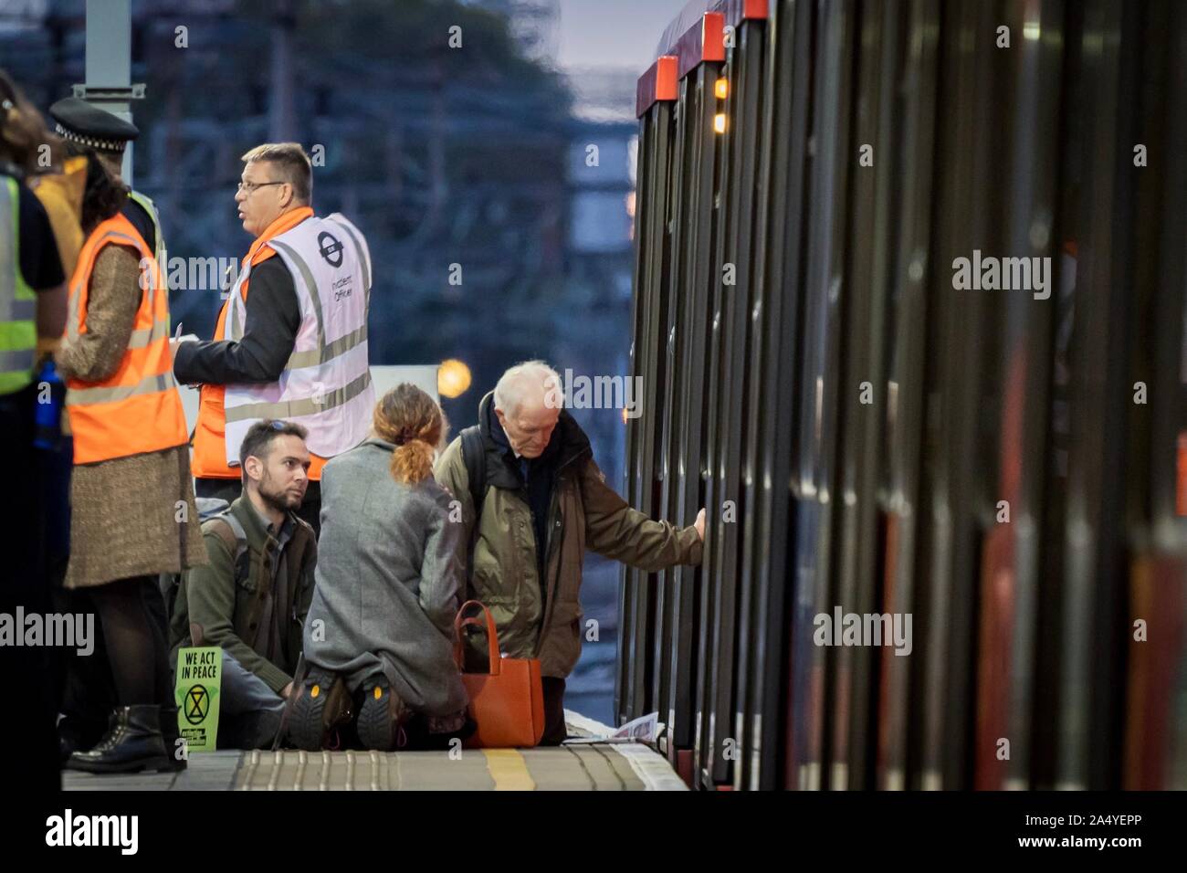 London, Großbritannien. 17 Okt, 2019. Mitglieder der christlichen Klimaschutz ein DLR-Zug in Shadwell Station während das Aussterben Rebellion Proteste in Central London, UK stören. Quelle: Wladimir Morosow/Alamy leben Nachrichten Stockfoto