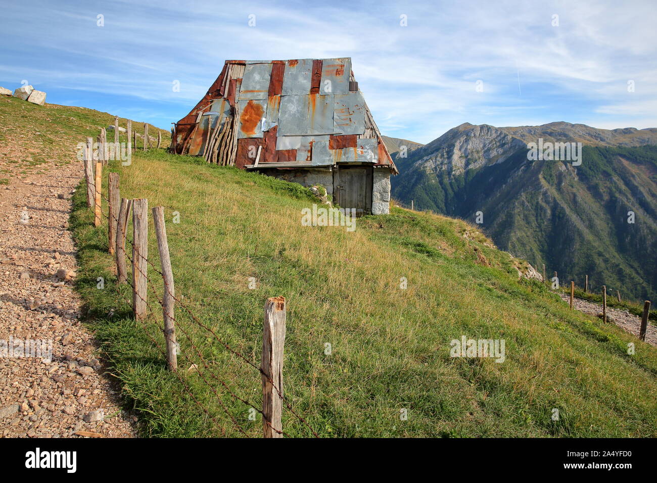 Ein traditionelles Haus in Lukomir Village, mit Blick Rakitnica Canyon, Bosnien und Herzegowina Stockfoto