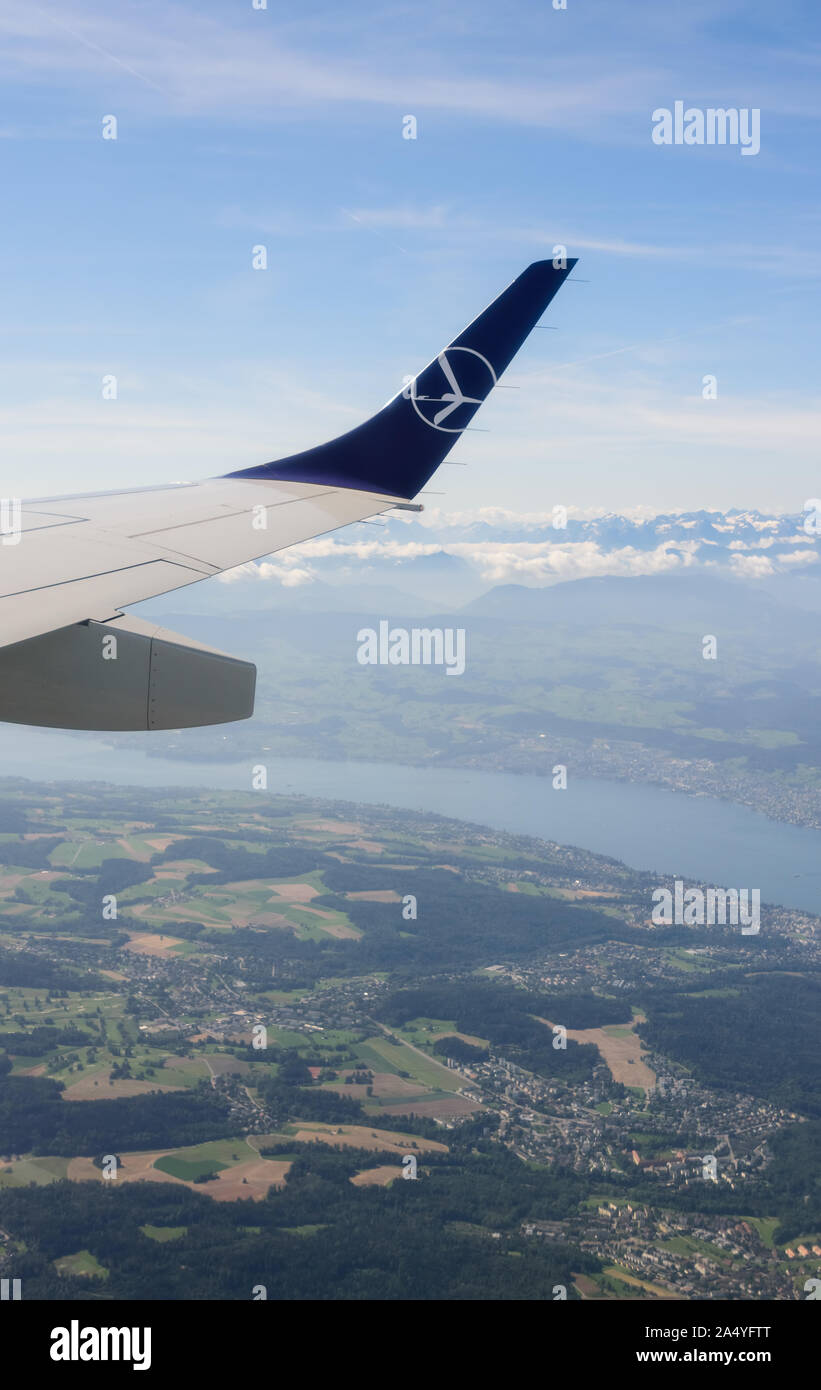 Flugreisen, Flugzeug Flügel und Winglets der LOT Polish Airlines über der  Stadt Zürich und Zürichsee, Schweiz Stockfotografie - Alamy
