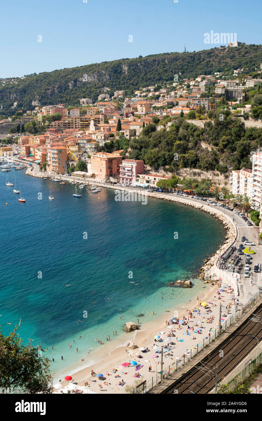 Die Plage des Mariniers und Stadt Villefranche-sur-Mer, Frankreich, Europa Stockfoto